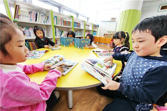 작은 도서관에서 독서삼매경에 빠진 아이들

