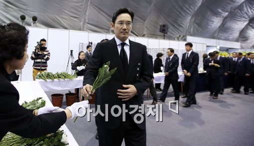 [포토]국화꽃 든 이재용 삼성전자 부회장 