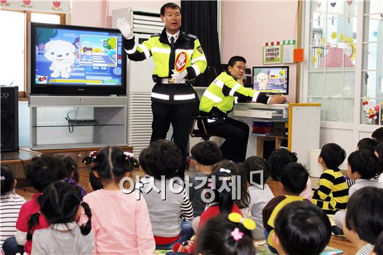함평경찰서(서장 강칠원)는 함평읍 관내 자광어린이집을 방문해 교통안전교육을 실시했다.