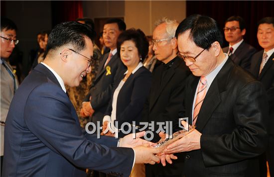 [포토]노희용 동구청장, 구정발전 유공구민 표창패 수여