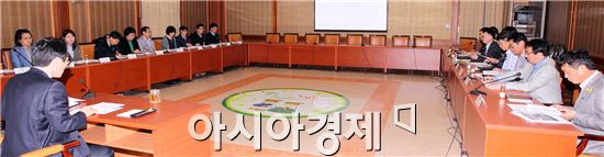 함평군은 1일 군청 소회의실에서 규제개혁 추진 태스크포스(TF)팀 발대식과 함께 등록규제 개선방안 보고회를 개최했다.
