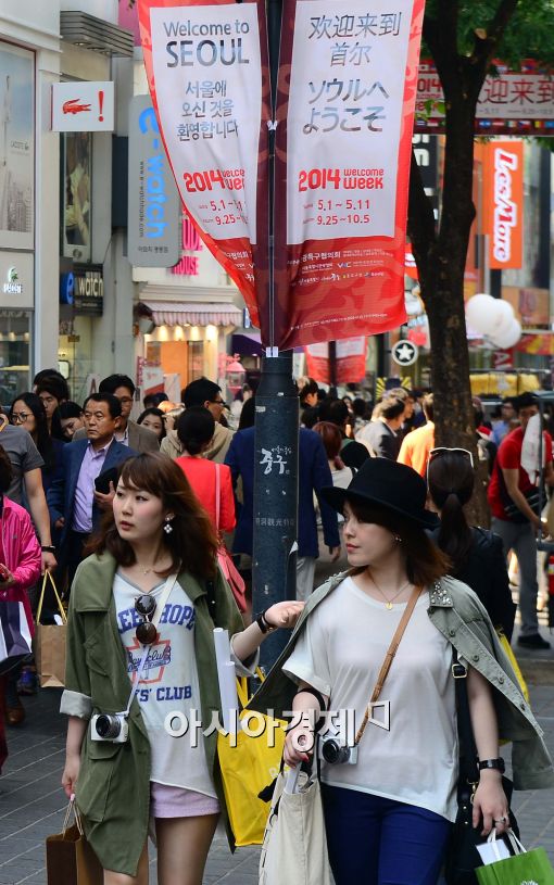 [포토]외국인 관광객들로 붐비는 명동
