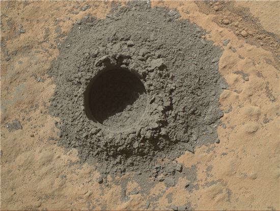 ▲큐리오시티가 화성의 모래 바위를 뚫고 성분을 분석하고 있다.[사진제공=NASA]