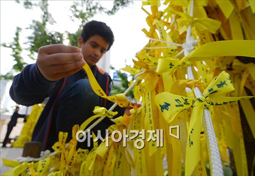 [포토]노란리본 매는 시민들