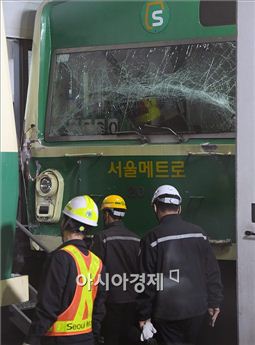 [포토]박살난 지하철 유리