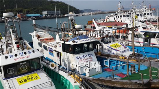 경남 통영 인근 해상에서 어선 전복 "표류 중이던 선원 4명 무사히 구조"