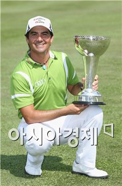 펠리페 아길라가 더챔피언십 우승 직후 트로피를 들고 포즈를 취했다. 싱가포르=Getty images/멀티비츠
