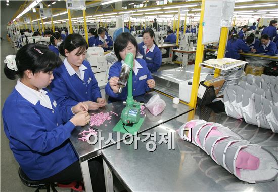 개성공단 중단 이전인 2014년 개성공단 내 공장에서 근무중인 북한노동자. 사진=아시아경제 DB.