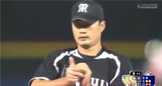▲오승환(한신 타이거즈)이 일본 진출 후 첫 피홈런을 허용했지만 시즌 9세이브를 올렸다. (사진: 일본 중계화면 캡처)
