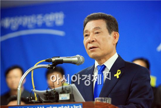 윤장현 새정치민주연합 광주광역시장 후보가 5알 새정치민주연합 광주시당 사무실에서 공천 후 첫 기자회견을 갖고 공천에 따른 입장과 향후 계획 등에 대해 밝혔다. 
