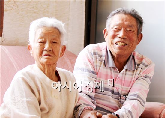 최복순할머니와 아들 김기남씨가 활짝웃고있다.