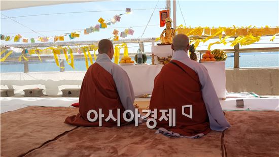 [포토]'부처님의 자비를' 불공드리는 스님들 