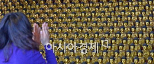 [포토]절하는 불자들