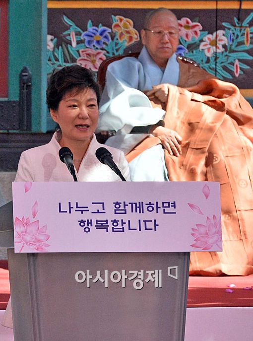 박근혜 대통령 법요식 참석 "국민의 생명 지키지 못해 죄송하다"