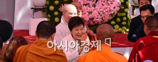 [포토]스님들과 인사 나누는 박근혜 대통령