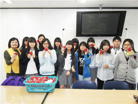 할아버지 할머니 카네이션 달아드릴께요 