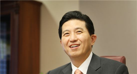 임영록 KB금융 회장, '연공서열'을 깨버렸다 