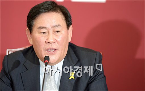 [포토]기자회견 갖는 최경환 원내대표