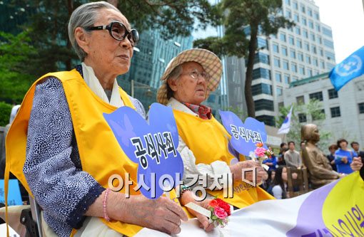 [포토]카네이션 든 김복동 할머니와 길원옥 할머니