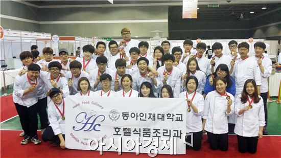 동아인재대학교(총장 김경택) 호텔식품조리과 학생들이 “2014 한국음식관광박람회”에서 주니어 라이브 부문 대상을 차지하고 기념촬영을 하고있다.
