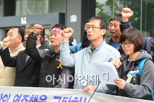 [포토]KT 앞에서 구호 외치는 참가자들 