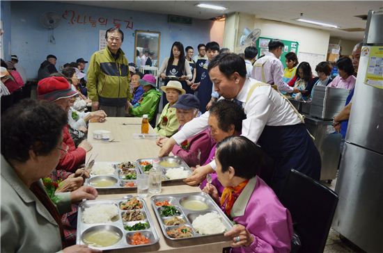 [포토]예보, 어버이날 맞이 무의탁 노인 돕기 봉사활동