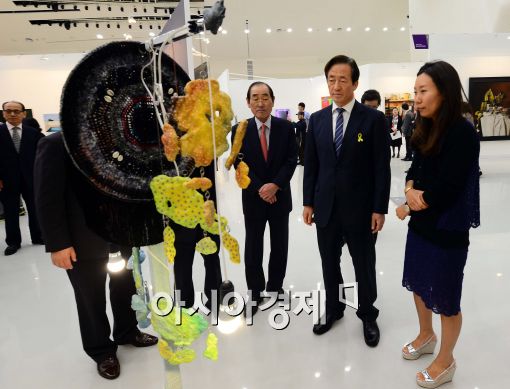 [포토]전시품 둘러보는 정몽준 후보