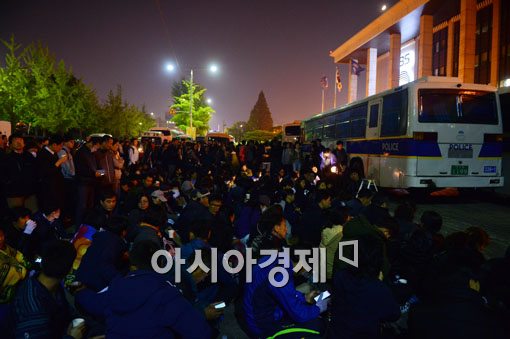 세월호 침몰 사고 유가족들이 KBS를 항의 방문했다.