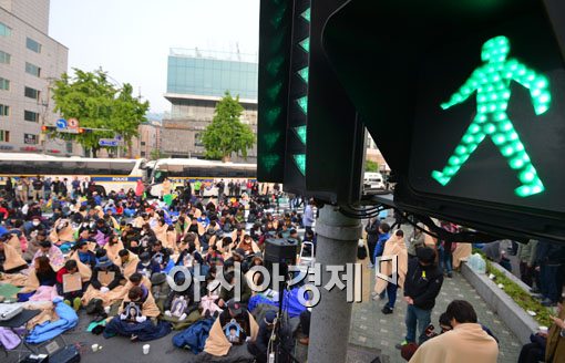 ▲ 9일 오전 세월호 유가족들이 박근혜 대통령과의 면담을 요구하며 청와대 인근에서 경찰과 대치하고 있다.
