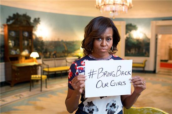 ▲미셸 오바마가 보코하람에 "나이지리아 여학생을 돌려달라"는 메시지를 보내고 있다.(사진:미셸오바마 트위터)