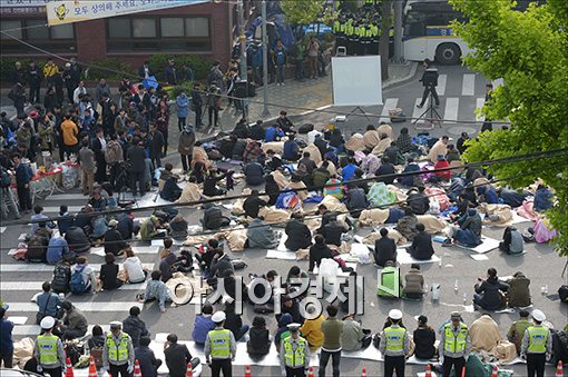 세월호 유족, 청와대 시위 12시간만에 자진 해산…길환영 사장 사과