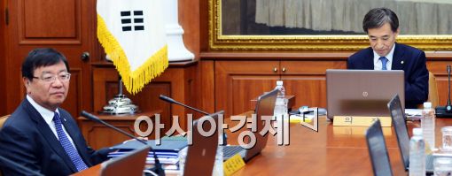 [포토]어색한 박원식 부총재-이주열 총재