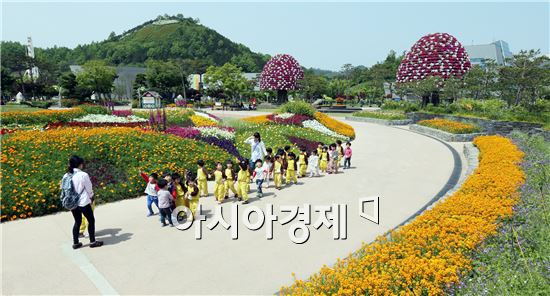 9일 함평엑스포공원으로 소풍을 나온 아이들이 공원을 거닐고 있다.