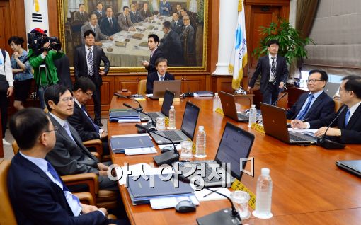 [포토]위원들과 대화하는 이주열 총재