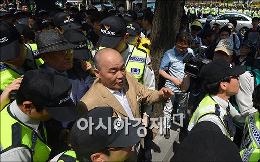 [포토]시민들에게 쫓겨 나는 애국보수단체 회원들