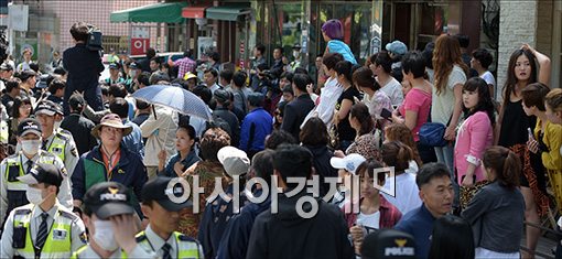 [포토]깜짝 놀란 중국인 관광객들