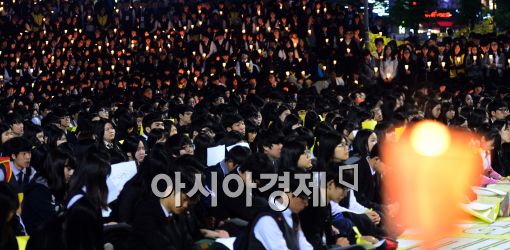 세월호 희생자를 추모하는 고교생들의 촛불 집회.