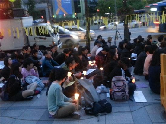 9일 오후 8시께 서울 중구 파이낸스빌딩 앞에서 대학생 및 시민들이 촛불을 들고 세월호 진상규명을 촉구하는 집회를 열고 있다.