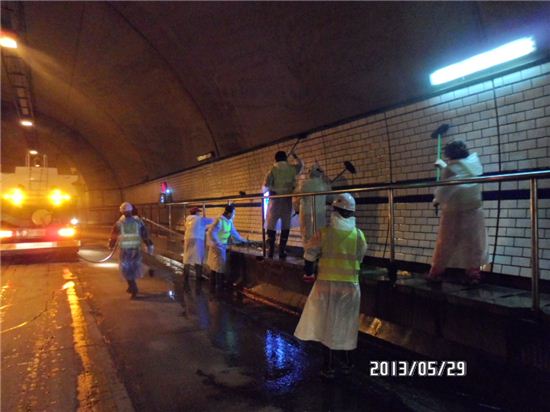 오패산 터널, 청소와 안전점검