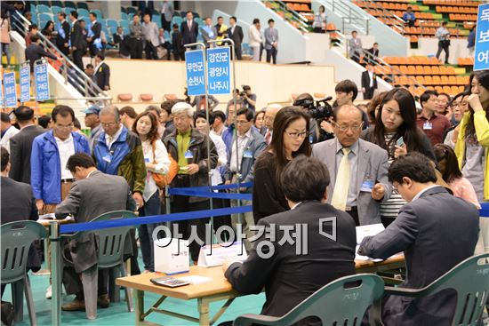 10일 전남 장흥실내체육관에서 열린 새정치민주연합 전남지사 후보 선출대회에서 공론조사 배심원단이 현장투표를 하고있다.