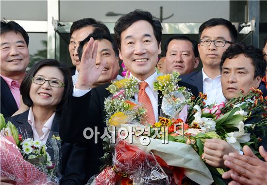 지지자들에게 인사하는 이낙연 전남지사 후보