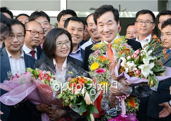 지지자들 앞에서 활짝웃는  이낙연 전남지사 후보 