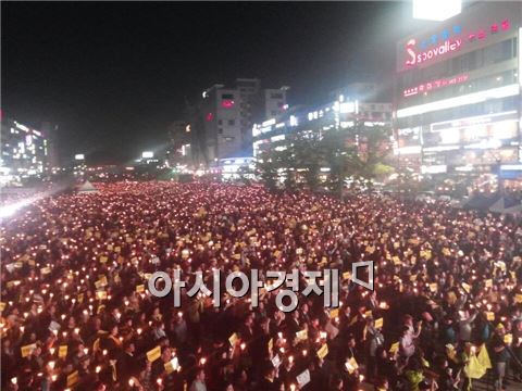 ▲10일 오후 안산에서 열린 촛불집회에 참여한 2만여명(경찰추산 7000명)의 시민들. 