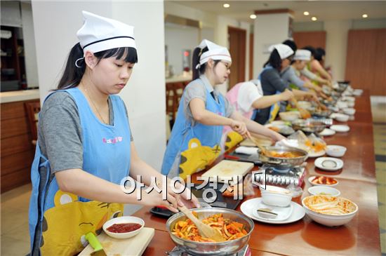포스코패밀리가 광양시 다문화가족 지원센터와 함께 다문화가정 여성을 위한 ‘한국요리 특별교실’을 열고 있다.  
