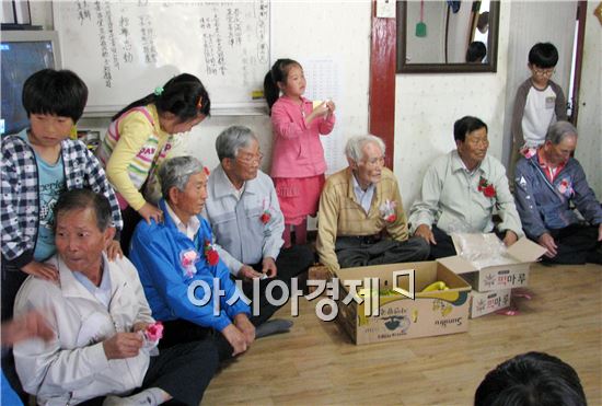 장흥군은 어버이날을 맞아 남여 대표 경로당을 방문 어르신들에게 카네이션을 달아 드리는 효사랑 나눔행사 실천 했다.
