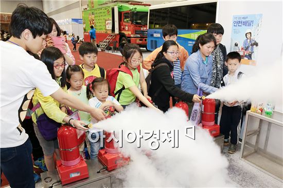 광주시 동구 드림스타트 아동 40여명은 지난 9일 김대중컨벤션세터에서 실시한 빛고을 안전체험 한마당 행사에 참석 가스, 전기, 교통, 심폐소생술, 소화기 사용법 등을 직접 체험하는 행사를 가졌다. 사진제공=광주시 동구
