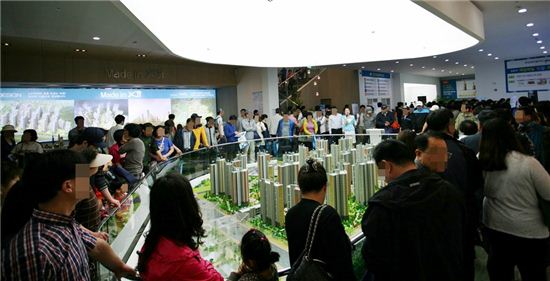 지난 9일 개관한 GS건설의 ‘한강센트럴자이’ 견본주택을 찾은 방문객들이 인산인해를 이루고 있다.