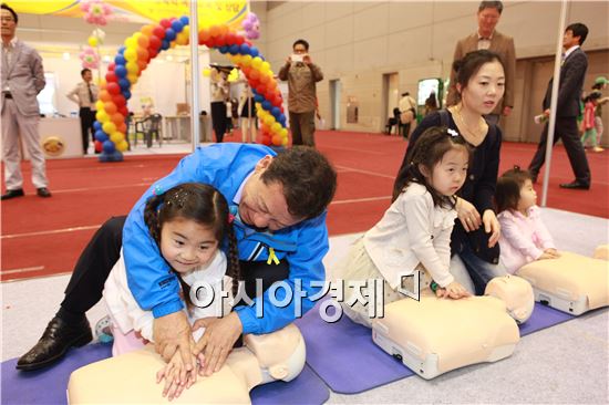 윤장현 광주시장 후보는 10일 오후 광주 김대중컨벤션센터에서 열린 ‘2014 빛고을 안전체험 한마당’ 행사에 참석해 어린이들과 체험을 하고있다.