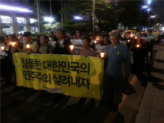 10일 오후8시께 서울 광화문 청계광장 인근에서 시민단체 및 일반 시민들이 촛불을 들고 도심행진을 벌이고 있다. 이들은 세월호 사고의 진상규명을 촉구하고 박근혜 대통령이 책임있는 행동을 보일 것을 촉구했다.