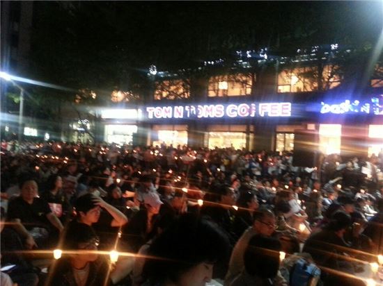 10일 오후 7시께 서울 광화문 청계광장에서 시민사회단체들이 세월호 참사 희생자들을 위로하고 진상규명을 요구하는 촛불집회를 열었다.